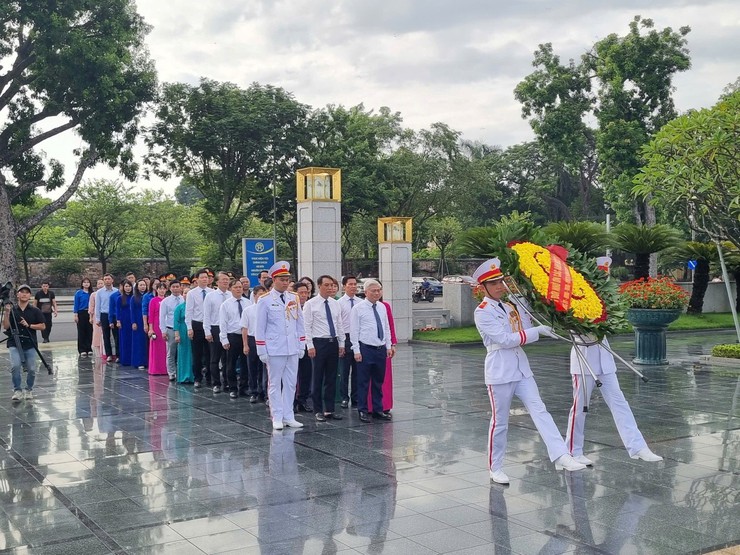 Đoàn đại biểu phường Đại Mỗ dâng hương tưởng niệm các anh hùng liệt sĩ tại Đài tưởng niệm các anh hùng liệt sĩ trên đường Bắc Sơn và vào Lăng viếng Chủ tịch Hồ Chí Minh- Ảnh 1.