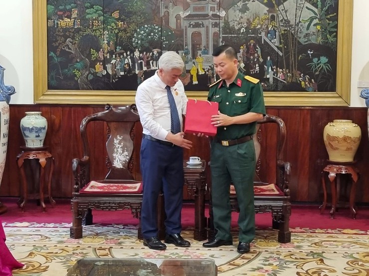 Đoàn đại biểu phường Đại Mỗ dâng hương tưởng niệm các anh hùng liệt sĩ tại Đài tưởng niệm các anh hùng liệt sĩ trên đường Bắc Sơn và vào Lăng viếng Chủ tịch Hồ Chí Minh- Ảnh 10.