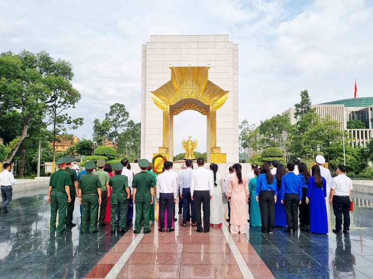 Đoàn đại biểu phường Đại Mỗ dâng hương tưởng niệm các anh hùng liệt sĩ tại Đài tưởng niệm các anh hùng liệt sĩ trên đường Bắc Sơn và vào Lăng viếng Chủ tịch Hồ Chí Minh- Ảnh 2.