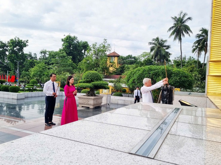 Đoàn đại biểu phường Đại Mỗ dâng hương tưởng niệm các anh hùng liệt sĩ tại Đài tưởng niệm các anh hùng liệt sĩ trên đường Bắc Sơn và vào Lăng viếng Chủ tịch Hồ Chí Minh- Ảnh 3.