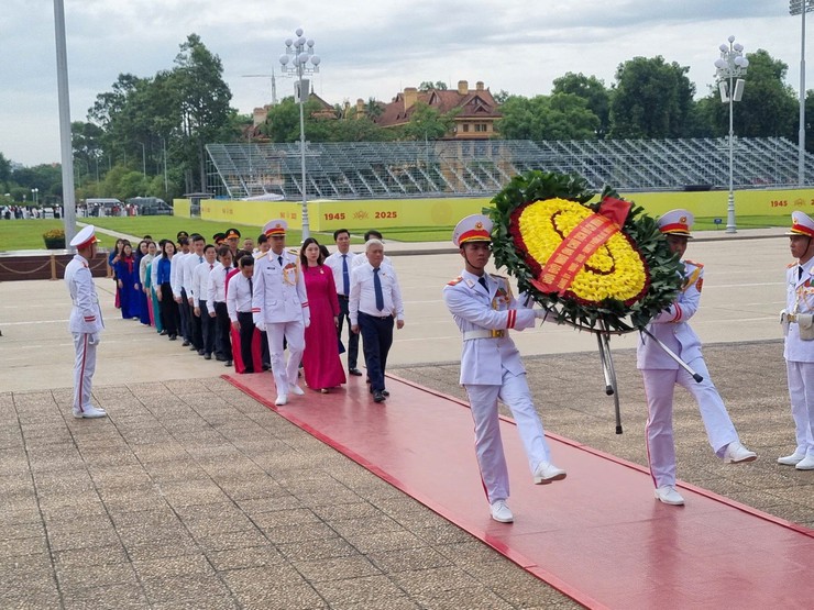 Đoàn đại biểu phường Đại Mỗ dâng hương tưởng niệm các anh hùng liệt sĩ tại Đài tưởng niệm các anh hùng liệt sĩ trên đường Bắc Sơn và vào Lăng viếng Chủ tịch Hồ Chí Minh- Ảnh 4.