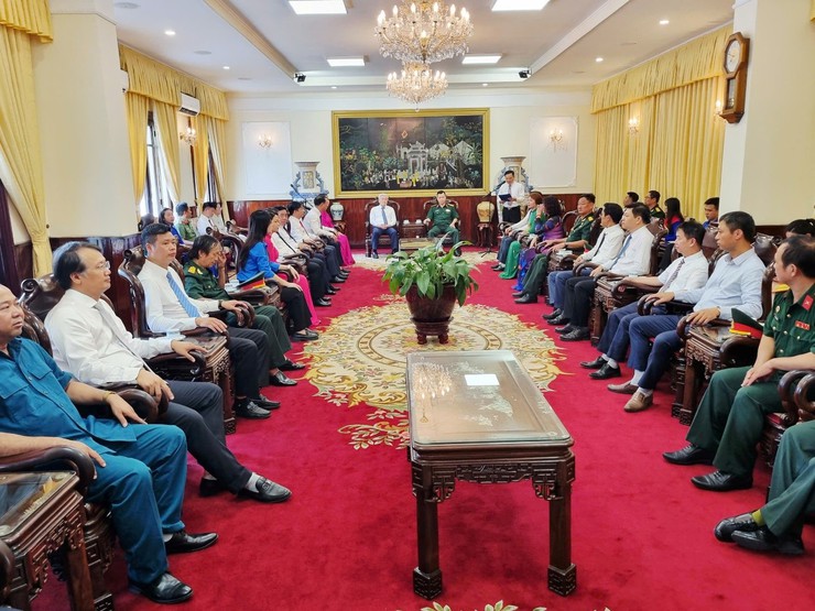 Đoàn đại biểu phường Đại Mỗ dâng hương tưởng niệm các anh hùng liệt sĩ tại Đài tưởng niệm các anh hùng liệt sĩ trên đường Bắc Sơn và vào Lăng viếng Chủ tịch Hồ Chí Minh- Ảnh 6.