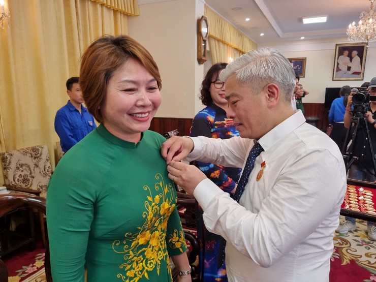 Đoàn đại biểu phường Đại Mỗ dâng hương tưởng niệm các anh hùng liệt sĩ tại Đài tưởng niệm các anh hùng liệt sĩ trên đường Bắc Sơn và vào Lăng viếng Chủ tịch Hồ Chí Minh- Ảnh 8.