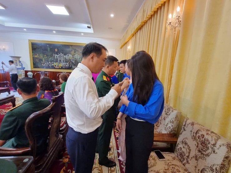 Đoàn đại biểu phường Đại Mỗ dâng hương tưởng niệm các anh hùng liệt sĩ tại Đài tưởng niệm các anh hùng liệt sĩ trên đường Bắc Sơn và vào Lăng viếng Chủ tịch Hồ Chí Minh- Ảnh 9.