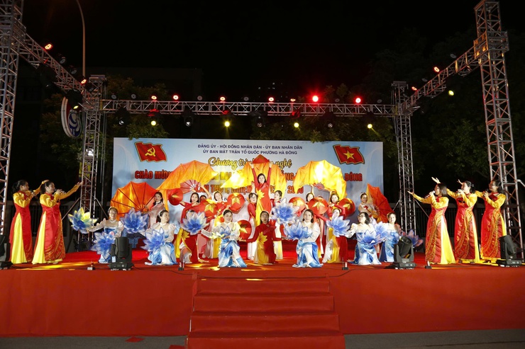 Ấn tượng chương trình văn nghệ chào mừng thành công Đại hội đại biểu Đảng bộ phường Hà Đông lần thứ I, nhiệm kỳ 2025- 2030- Ảnh 6.
