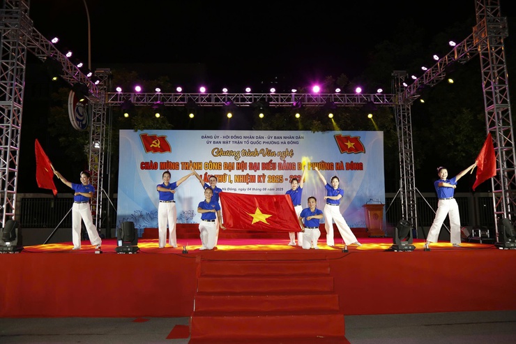 Ấn tượng chương trình văn nghệ chào mừng thành công Đại hội đại biểu Đảng bộ phường Hà Đông lần thứ I, nhiệm kỳ 2025- 2030- Ảnh 7.