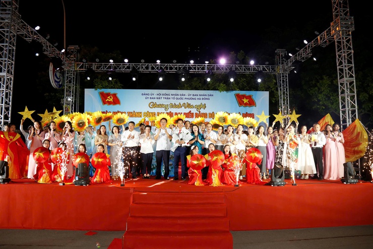 Ấn tượng chương trình văn nghệ chào mừng thành công Đại hội đại biểu Đảng bộ phường Hà Đông lần thứ I, nhiệm kỳ 2025- 2030- Ảnh 8.