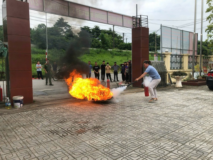 Tuyên truyền, tập huấn về công tác PCCC và cứu nạn cứu hộ cho các đối tượng thuộc phụ lục 1, Nghị định 105/2025/NĐ-CP- Ảnh 4.