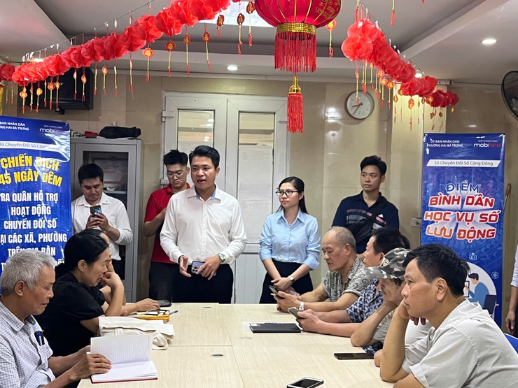 Tổ chức các điểm “Bình dân học vụ số lưu động” và thực hiện Chiến dịch “45 ngày đêm ra quân hỗ trợ hoạt động chuyển đổi số" trên địa bàn phường.- Ảnh 4.