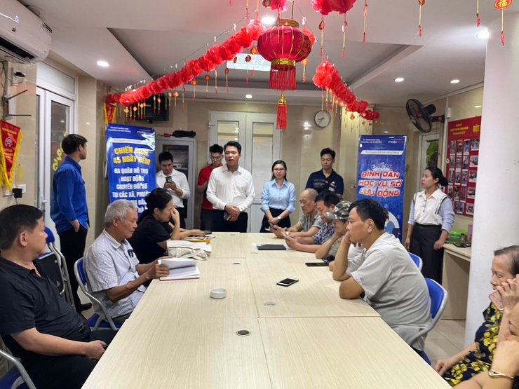 Tổ chức các điểm “Bình dân học vụ số lưu động” và thực hiện Chiến dịch “45 ngày đêm ra quân hỗ trợ hoạt động chuyển đổi số" trên địa bàn phường.- Ảnh 5.