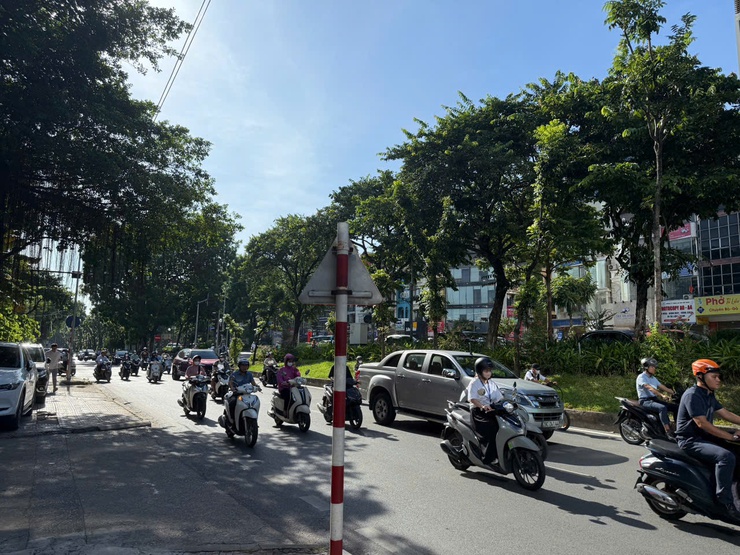 Hà Nội ngày nắng nóng, chiều tối và đêm khả năng có mưa rào và dông- Ảnh 1.