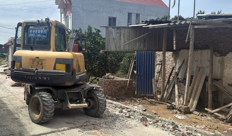 Nhân dân thôn Yên Khê tích cực xây dựng nông thôn mới nâng cao, hiến đất làm đường giao thông chào mừng Đại hội đại biểu Đảng bộ phường Chương Mỹ lần thứ I, nhiệm kỳ 2025 - 2030- Ảnh 1.