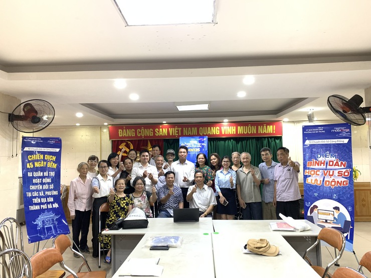 Tổ chức các điểm “Bình dân học vụ số lưu động” và thực hiện Chiến dịch “45 ngày đêm ra quân hỗ trợ hoạt động chuyển đổi số" trên địa bàn phường.- Ảnh 8.
