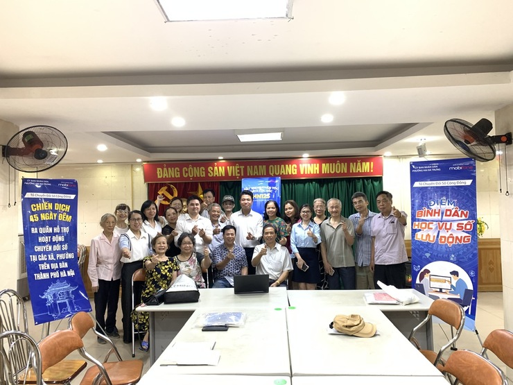 Tổ chức các điểm “Bình dân học vụ số lưu động” và thực hiện Chiến dịch “45 ngày đêm ra quân hỗ trợ hoạt động chuyển đổi số" trên địa bàn phường.- Ảnh 7.