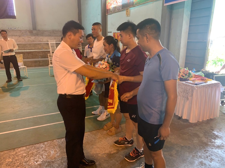 Sôi nổi giải cầu lông mở rộng chào mừng Đại hội, đại biểu Đảng bộ xã Hương Sơn lần thứ nhất, nhiệm kỳ 2025 – 2030- Ảnh 14.