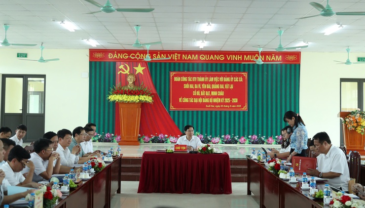 Xã Minh Châu báo cáo công tác chuẩn bị Đại hội Đảng bộ xã với Đoàn công tác số 15 của Ban Thường vụ Thành ủy.- Ảnh 2.