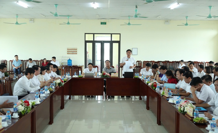 Xã Minh Châu báo cáo công tác chuẩn bị Đại hội Đảng bộ xã với Đoàn công tác số 15 của Ban Thường vụ Thành ủy.- Ảnh 1.