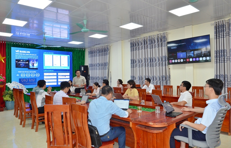 Lãnh đạo phường Tùng Thiện làm việc với Tập đoàn FPT về công tác chuyển đổi số- Ảnh 1.