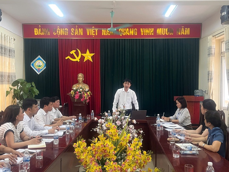 PHÒNG VĂN HÓA - XÃ HỘI LÀM VIỆC VỚI HIỆU TRƯỞNG CÁC TRƯỜNG HỌC TRÊN ĐỊA BÀN VỀ CÔNG TÁC CHUẨN BỊ NĂM HỌC MỚI 2025 – 2026- Ảnh 1.