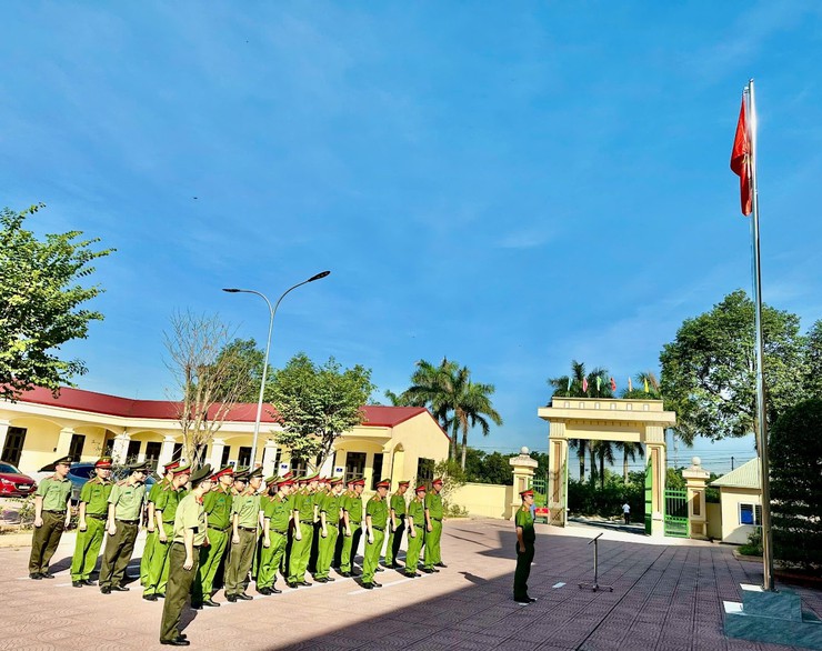 CÔNG AN XÃ NỘI BÀI TỔ CHỨC LỄ CHÀO CỜ ĐẦU THÁNG 8/2025- Ảnh 1.