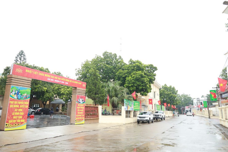Xã Minh Châu đẩy mạnh công tác thông tin, tuyên truyền, trang trí trực quan tạo không khí thi đua sôi nổi chào mừng Đại hội Đảng bộ xã lần thứ I- Ảnh 2.