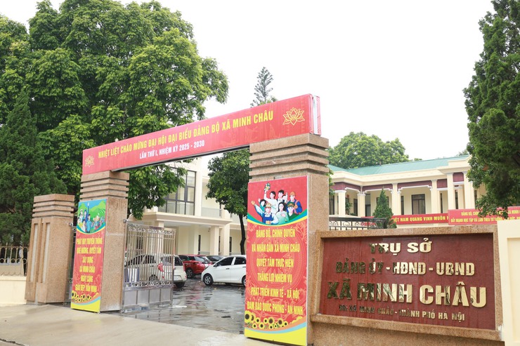 Xã Minh Châu đẩy mạnh công tác thông tin, tuyên truyền, trang trí trực quan tạo không khí thi đua sôi nổi chào mừng Đại hội Đảng bộ xã lần thứ I- Ảnh 1.