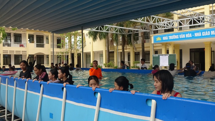 Xã Hương Sơn khai mạc lớp phổ cập bơi cho trẻ em - Ảnh 4.