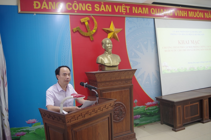 Xã Hương Sơn khai mạc lớp phổ cập bơi cho trẻ em - Ảnh 2.
