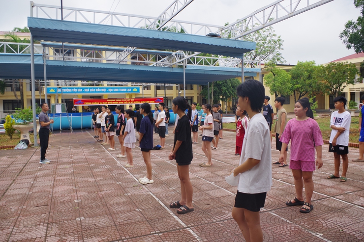 Xã Hương Sơn khai mạc lớp phổ cập bơi cho trẻ em - Ảnh 5.