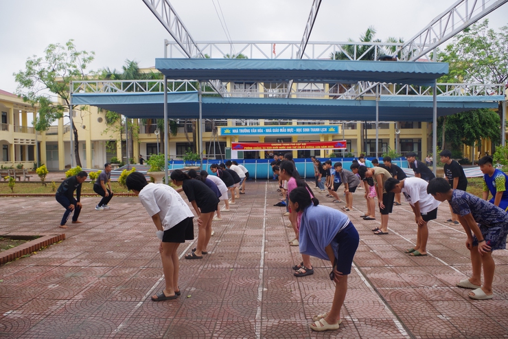 Xã Hương Sơn khai mạc lớp phổ cập bơi cho trẻ em - Ảnh 6.