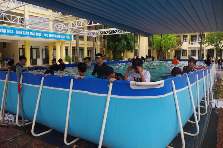 Xã Hương Sơn khai mạc lớp phổ cập bơi cho trẻ em - Ảnh 7.
