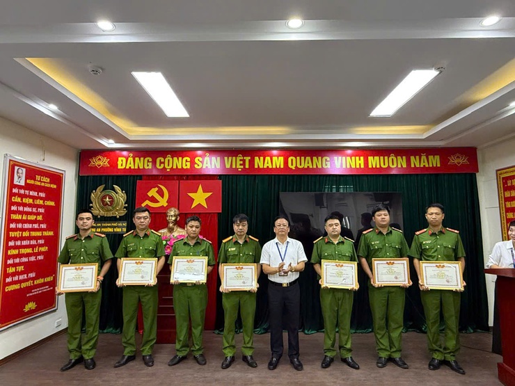 Đảng ủy-UBND phường Vĩnh Tuy khen thưởng đột xuất Công an phường Vĩnh Tuy trong công tác phòng chống tội phạm - Ảnh 1.