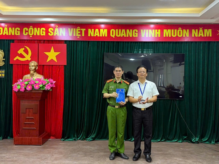 Đảng ủy-UBND phường Vĩnh Tuy khen thưởng đột xuất Công an phường Vĩnh Tuy trong công tác phòng chống tội phạm - Ảnh 3.