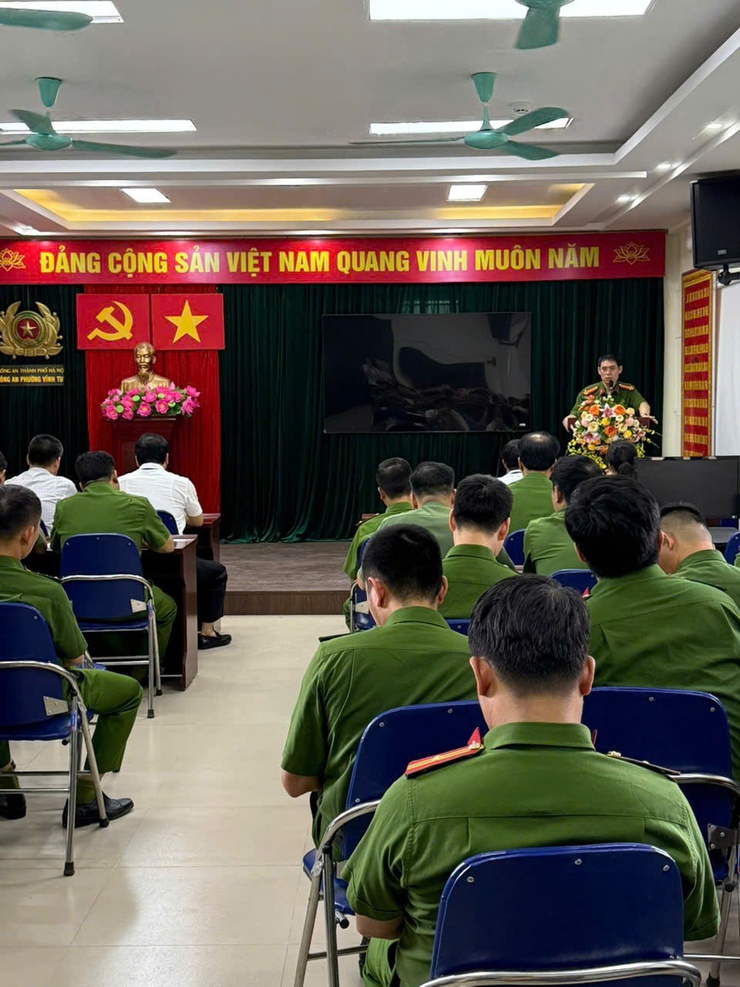 Đảng ủy-UBND phường Vĩnh Tuy khen thưởng đột xuất Công an phường Vĩnh Tuy trong công tác phòng chống tội phạm - Ảnh 4.