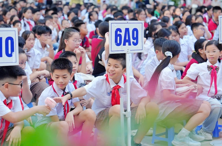 Tưng bừng lễ đón học sinh đầu cấp năm học 2025 - 2026 tại các trường Mầm non, Tiểu học và THCS phường Long Biên- Ảnh 5.