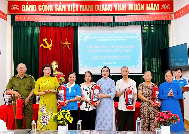 Phường Thanh Liệt gắn biển công trình “Chi hội Phụ nữ xung kích phòng cháy, chữa cháy” tại tổ dân phố số 1- Ảnh 3.