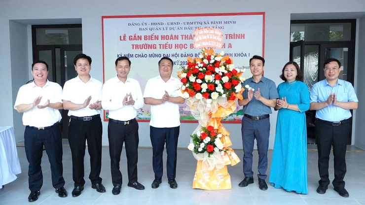 Bình Minh tổ chức Lễ gắn biển công trình chào mừng Đại hội Đại biểu Đảng bộ xã lần thứ I, nhiệm kỳ 2025 – 2030- Ảnh 2.