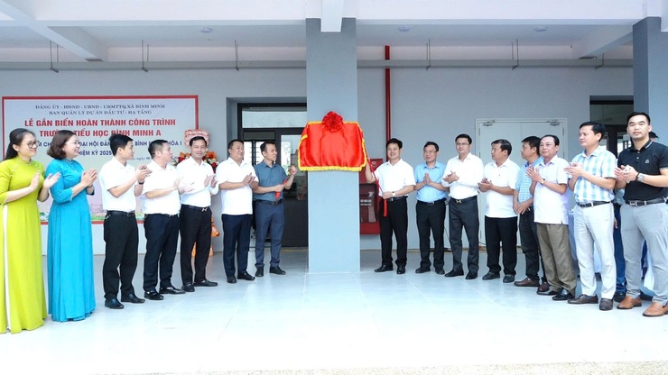 Bình Minh tổ chức Lễ gắn biển công trình chào mừng Đại hội Đại biểu Đảng bộ xã lần thứ I, nhiệm kỳ 2025 – 2030- Ảnh 6.