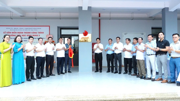 Bình Minh tổ chức Lễ gắn biển công trình chào mừng Đại hội Đại biểu Đảng bộ xã lần thứ I, nhiệm kỳ 2025 – 2030- Ảnh 7.