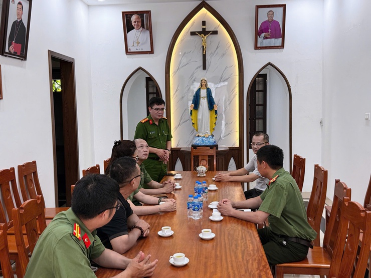 Công an xã Thanh Trì: Xây dựng lực lượng An ninh cơ sở vững mạnh, ngang tầm nhiệm vụ; phối hợp hiệu quả chức sắc tôn giáo đồng hành cùng lực lượng Công an giữ bình yên địa bàn- Ảnh 1.