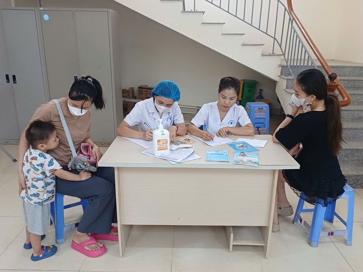 Trạm Y tế phường thực hiện hoạt động công tác chuyên môn tiêm chủng mở rộng tháng 8 cho trẻ từ 0- 5 tuổi- Ảnh 2.