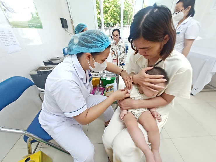 Trạm Y tế phường thực hiện hoạt động công tác chuyên môn tiêm chủng mở rộng tháng 8 cho trẻ từ 0- 5 tuổi- Ảnh 5.