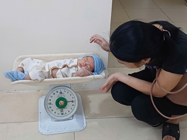 Trạm Y tế phường thực hiện hoạt động công tác chuyên môn tiêm chủng mở rộng tháng 8 cho trẻ từ 0- 5 tuổi- Ảnh 4.