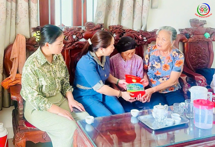 Ủy ban MTTQ và các tổ chức chính trị - xã hội xã Quốc Oai thăm hỏi, tặng quà các gia đình chính sách và hộ khó khăn trên địa bàn- Ảnh 1.
