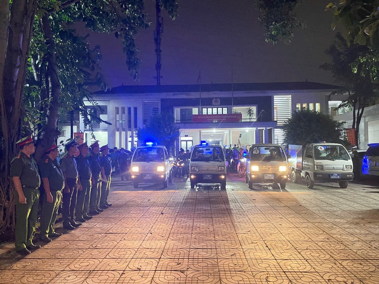 Công an xã Thiên Lộc ra quân tổng kiểm tra, kiểm soát hành chính trên địa bàn xã, chào mừng kỷ niệm 80 năm Cách mạng tháng Tám thành công; Quốc khánh 2/9 và Đại hội Đảng các cấp nhiệm kỳ 2025-2030- Ảnh 4.