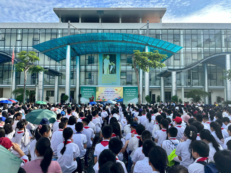 Trường THCS Linh Đàm hân hoan chào đón các em 
học sinh khối 6 năm học 2025 - 2026- Ảnh 1.