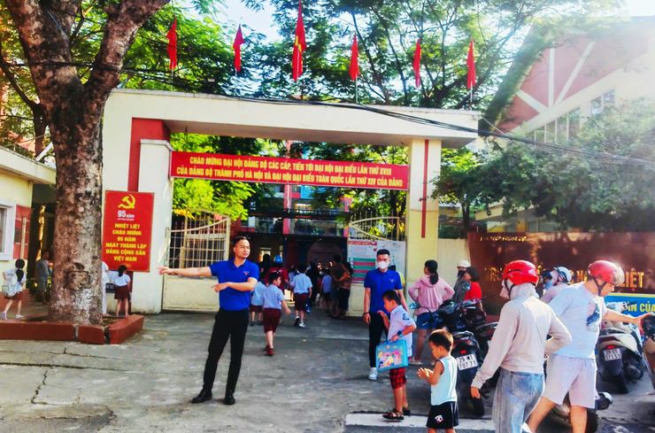 Trường Tiểu học Hoàng Liệt hân hoan chào đón học sinh lớp Một - Dìu dắt những bước đi đầu tiên đầy yêu thương và hi vọng - Ảnh 1.