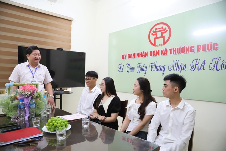 UBND xã Thượng Phúc trao giấy chứng nhận kết hôn và tặng hoa chúc mừng cho công dân- Ảnh 3.