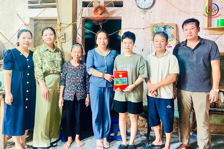 Ủy ban MTTQ và các tổ chức chính trị - xã hội xã Quốc Oai thăm hỏi, tặng quà các gia đình chính sách và hộ khó khăn trên địa bàn- Ảnh 2.