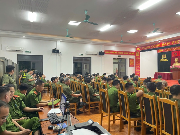 Công an xã Thiên Lộc ra quân tổng kiểm tra, kiểm soát hành chính trên địa bàn xã, chào mừng kỷ niệm 80 năm Cách mạng tháng Tám thành công; Quốc khánh 2/9 và Đại hội Đảng các cấp nhiệm kỳ 2025-2030- Ảnh 1.